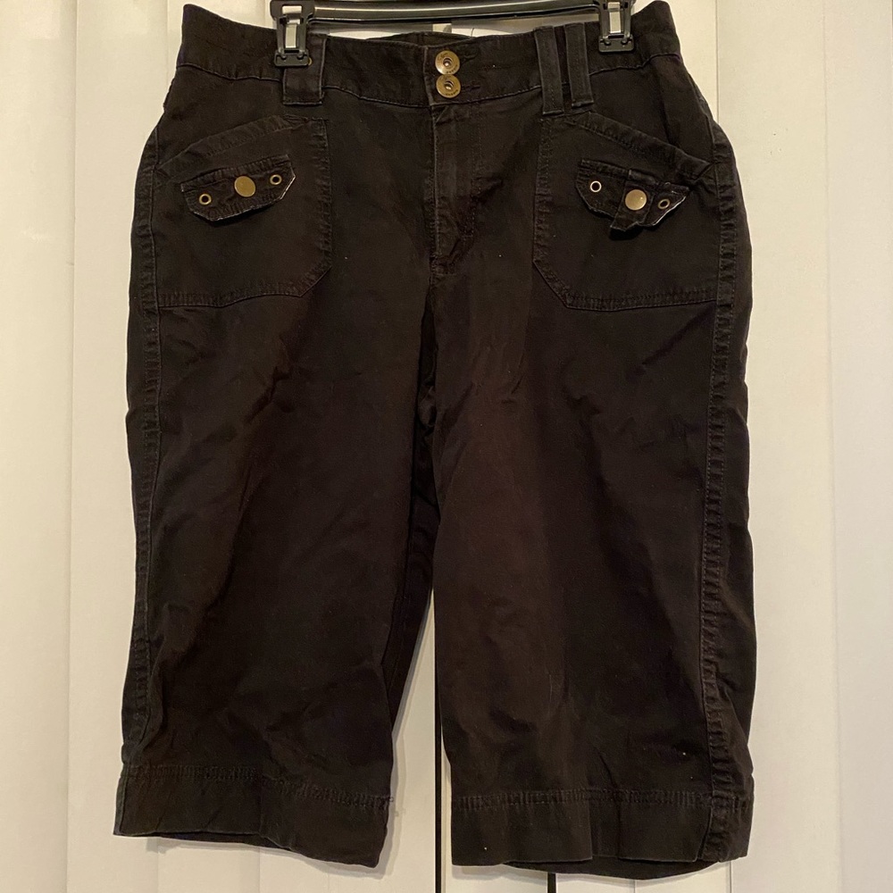 Ladies Black Capris